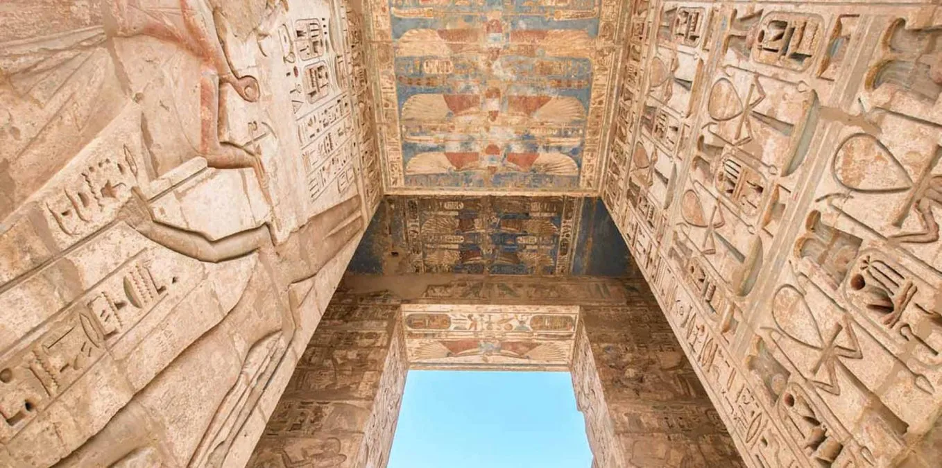 Medinet-Habu-Tempel-1-e1624826188897 Medinet Habu, Totentempel von Ramses III