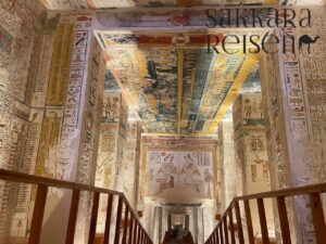 Eine kleine Gruppe von Reisenden hat sich entschlossen, einen aufregenden Ausflug von Hurghada nach Luxor zu machen. Die Hauptattraktion ist das beeindruckende Tal der Könige, wo die beeindruckenden Gräber der Pharaonen liegen. Du hast die Möglichkeit, faszinierende Geschichte und Architektur hautnah zu erleben. Die Reise bietet nicht nur atemberaubende Ausblicke, sondern auch tiefere Einblicke in die ägyptische Kultur und das Erbe. Ein unvergessliches Erlebnis, das du dir nicht entgehen lassen solltest!