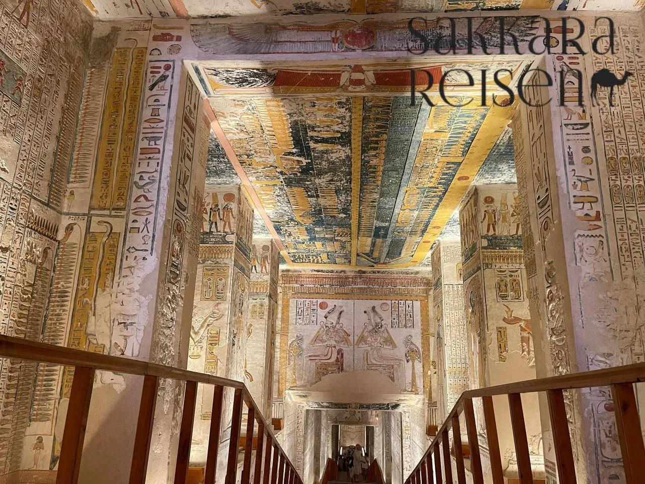 Eine kleine Gruppe von Reisenden hat sich entschlossen, einen aufregenden Ausflug von Hurghada nach Luxor zu machen. Die Hauptattraktion ist das beeindruckende Tal der Könige, wo die beeindruckenden Gräber der Pharaonen liegen. Du hast die Möglichkeit, faszinierende Geschichte und Architektur hautnah zu erleben. Die Reise bietet nicht nur atemberaubende Ausblicke, sondern auch tiefere Einblicke in die ägyptische Kultur und das Erbe. Ein unvergessliches Erlebnis, das du dir nicht entgehen lassen solltest!