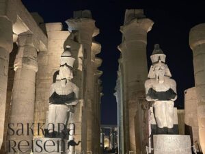 Eine kleine Gruppe von Reisenden hat sich entschlossen, einen aufregenden Ausflug von Hurghada nach Luxor zu machen. Die Hauptattraktion ist das beeindruckende Tal der Könige, wo die beeindruckenden Gräber der Pharaonen liegen. Du hast die Möglichkeit, faszinierende Geschichte und Architektur hautnah zu erleben. Die Reise bietet nicht nur atemberaubende Ausblicke, sondern auch tiefere Einblicke in die ägyptische Kultur und das Erbe. Ein unvergessliches Erlebnis, das du dir nicht entgehen lassen solltest!