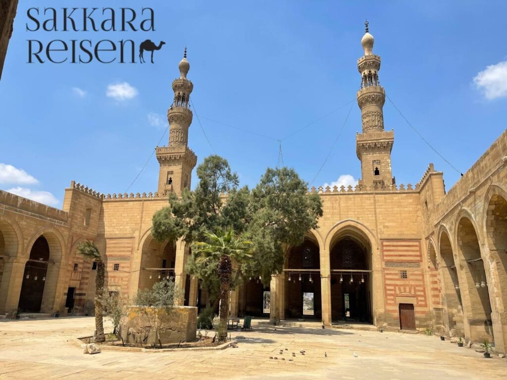  

Die Khanqah von Faraj ibn Barquq ist ein bemerkenswertes historisches Bauwerk in Kairo, das im 15. Jahrhundert erbaut wurde.

Es dient als eine Art Kloster und ist ein Ort der Andacht und des Studiums für Sufis.

Die Architektur kombiniert islamische Stile und zeigt beeindruckende Details.

Die Khanqah hat nicht nur religiöse Bedeutung, sondern auch kulturellen Einfluss auf die Stadt und zieht Besucher wegen ihrer Geschichte und Schönheit an.

Heute ist sie ein Symbol für das reiche Erbe Ägyptens.