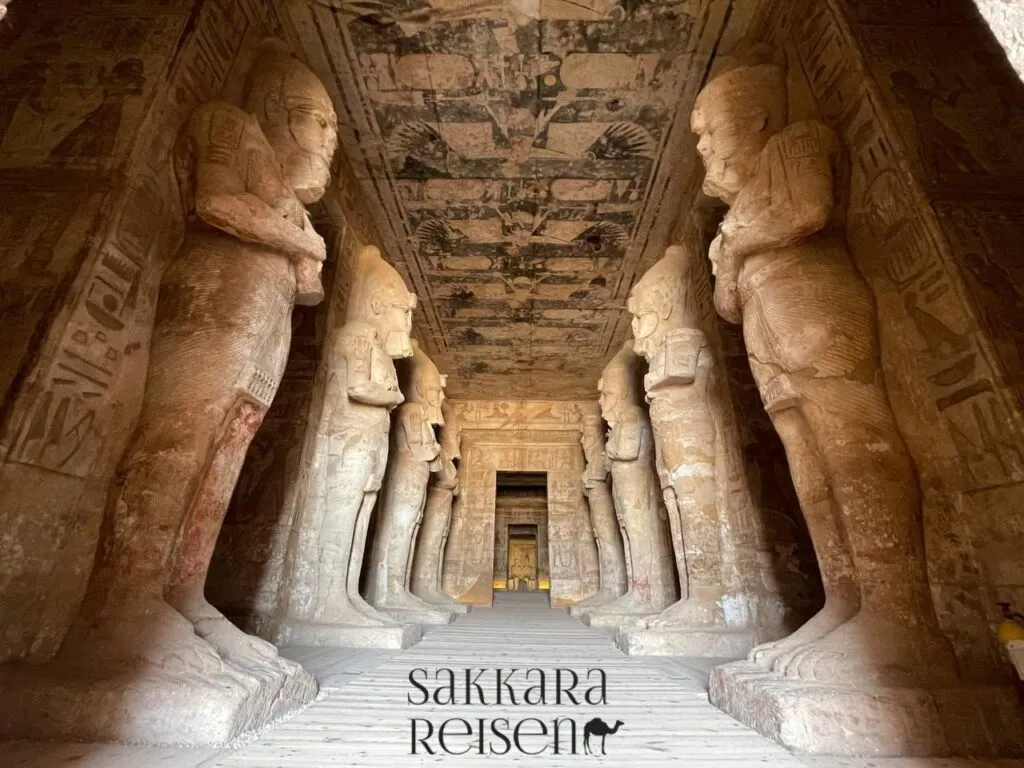 Kolossalstatuen am Tempel von Abu Simbel