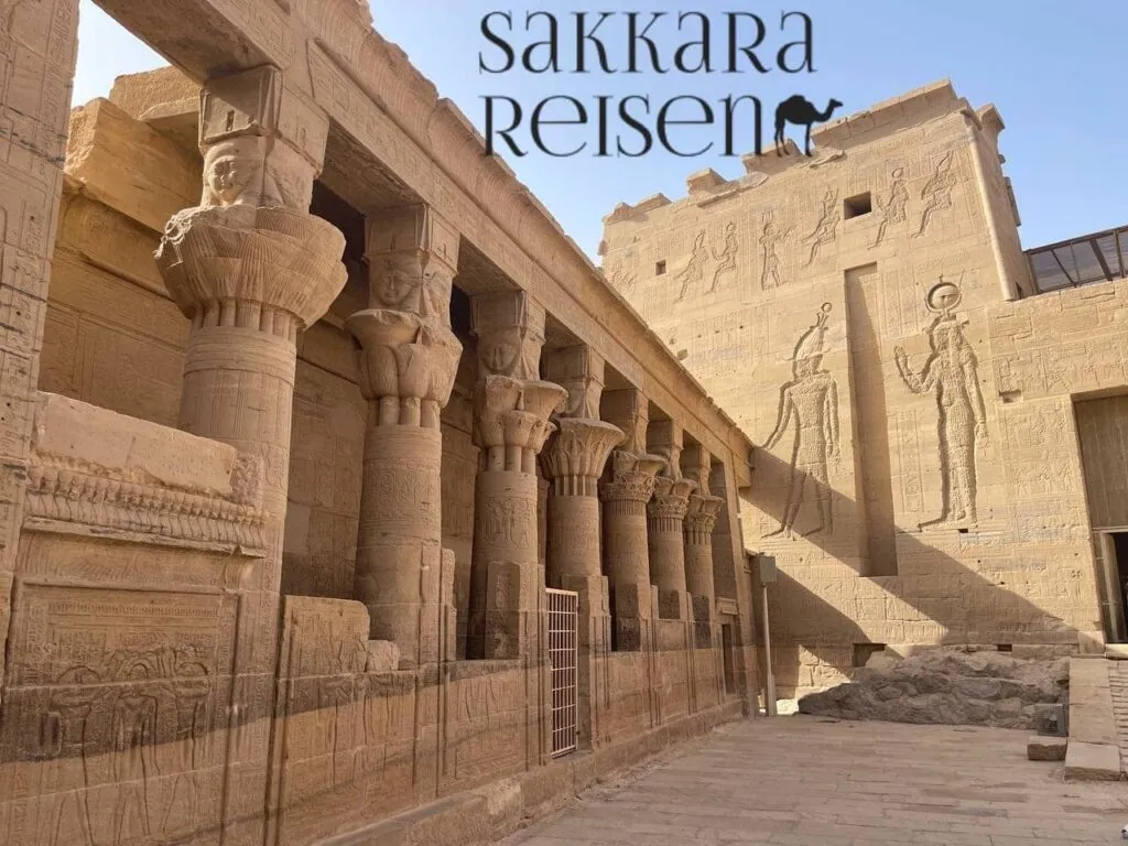 Säulen und Reliefs im Philae Tempel