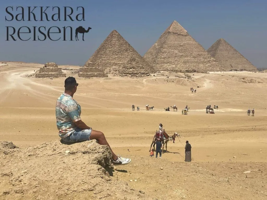  Makadi Bay Ausflug zu den Pyramiden Ein Ausflug von Makadi Bay zu den beeindruckenden Pyramiden von Gizeh ist ein unvergessliches Erlebnis. Du fährst früh morgens los, um die Menschenmassen zu vermeiden. Die Fahrt dauert etwa 5 Stunden, aber die Vorfreude steigert die Freude auf die gewaltigen Bauwerke. Bei deiner Ankunft hast du die Möglichkeit, die Pyramiden zu erkunden und mehr über ihre Geschichte zu erfahren. Vergiss nicht, einige Fotos zu machen, um diese einmaligen Erinnerungen festzuhalten!