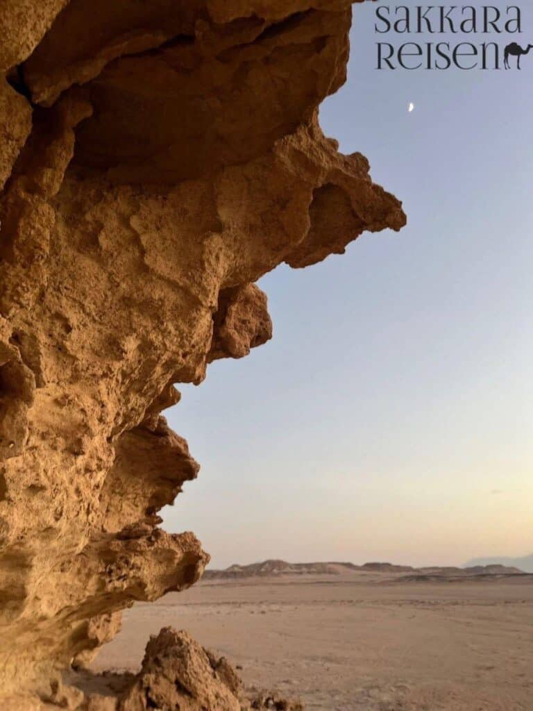 Wüstensafari zum Dry Canyon & Oase – Fossilien, Höhlen & Sonnenuntergang erleben