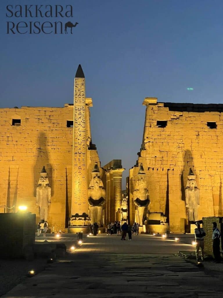 Luxor-Tempel bei Nacht – Ritualplatz, Klarheit & Herzöffnung