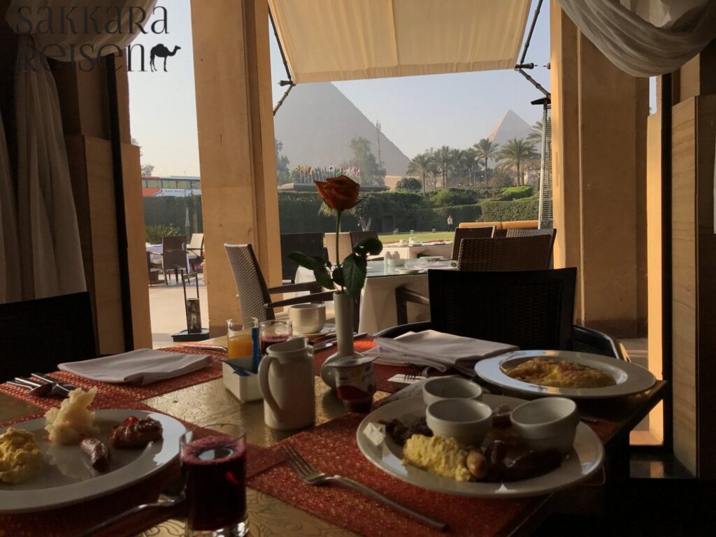 Mittagessen mit Aussicht auf das Gizeh-Plateau – Traditionelle Küche im Panoramarestaurant