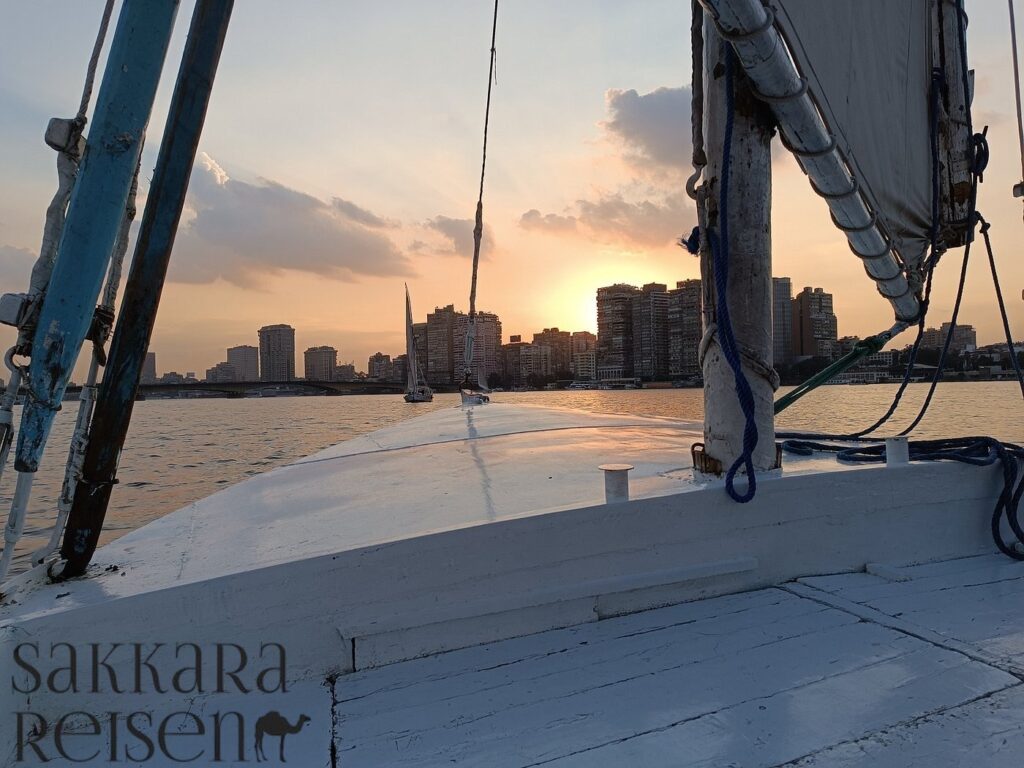 Romantische Felukenfahrt auf dem Nil bei Sonnenuntergang – Entspannung & Panoramablick auf das abendliche Kairo