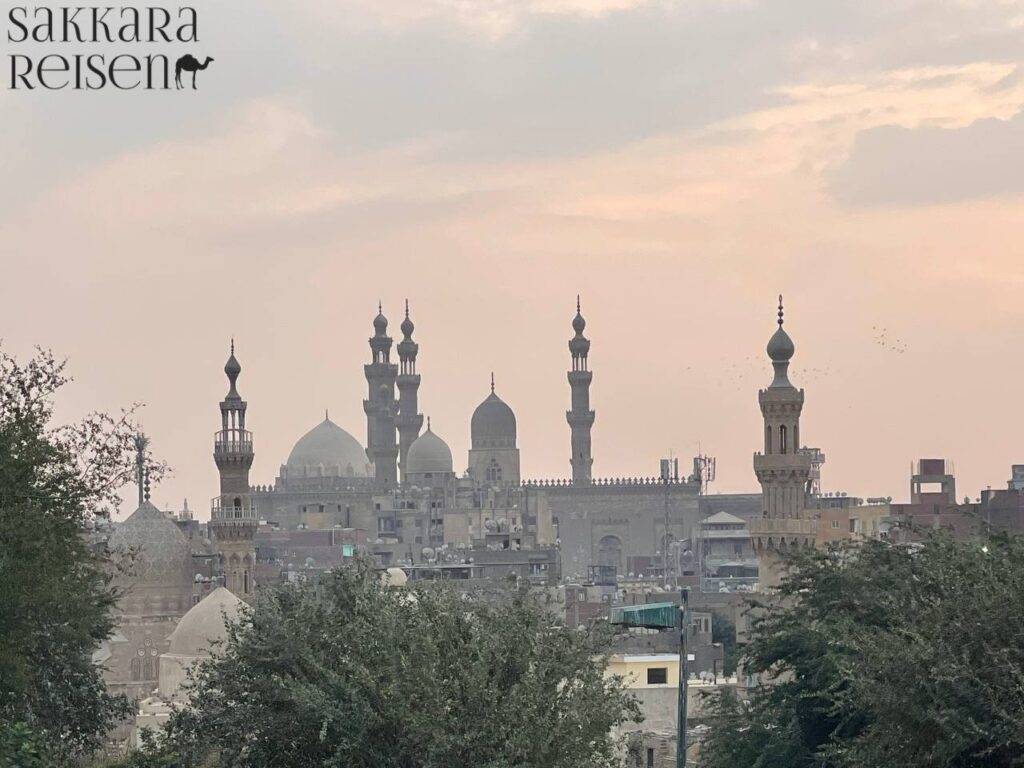Rundreise Ägypten 14 Tage – Nilkreuzfahrt, Kairo & Baden am Roten Meer. Erleben Sie antike Schätze, kulturelle Highlights und traumhafte Strände in einem unvergesslichen Urlaub. 