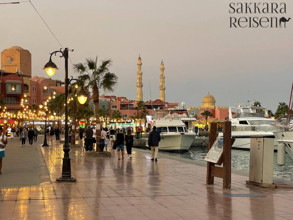 1. Welche Geheimtipps gibt es in Hurghada? Neben den klassischen Stränden und Resorts bietet Hurghada einige Geheimtipps für Entdecker. Besonders lohnenswert sind abgelegene Hausriffe, die sich ideal zum Schnorcheln eignen, sowie versteckte Buchten wie Sharm Naga, die nur per Boot erreichbar sind. Für Kulturinteressierte lohnt sich ein Besuch des alten Stadtteils El Dahar, wo traditionelle Märkte, lokale Cafés und historische Moscheen einen authentischen Einblick in das ägyptische Leben bieten. Abenteuerlustige sollten Quadfahrten in den Dünen von Makadi Bay oder eine Wüstensafari erleben, die oft abgelegene Beduinendörfer und spektakuläre Landschaften einschließen. 2. Was lohnt sich in Hurghada? Die Highlights von Hurghada umfassen sowohl Natur- als auch Freizeitaktivitäten. Beliebt sind Delfinschwimmen Hurghada, Mahmya Island Ausflüge, Privater Schnorchel Ausflug mit dem Speedboot und Quadfahren. Auch entspannende Angebote wie Massage in exklusiven Wellnesszentren oder ein romantischer Kamelritt am Strand bieten unvergessliche Erlebnisse. Für Kulturfreunde lohnt sich eine Stadtrundfahrt in Hurghada oder in El Gouna, um Architektur, Kunst und lokales Leben hautnah zu erleben. 3. Was kann man abends in Hurghada machen? Hurghada bietet ein abwechslungsreiches Abendprogramm. Am Marina Boulevard laden Restaurants, Cafés und Bars zum Genießen ein. Für Nachtschwärmer sind Clubs und Strandpartys ein Highlight, während ruhige Abende in Wellnesshotels oder bei einem romantischen Sonnenuntergang am Mahmya Beach ideal für Entspannung sind. Außerdem bieten Nachtmärkte in El Dahar ein authentisches Shopping- und Kulinarik-Erlebnis. 4. Ist ein Besuch in Hurghada derzeit sicher? Hurghada gilt aktuell als sicheres Reiseziel für Touristen. Die Resorts, Strände und beliebten Sehenswürdigkeiten sind gut überwacht, und die ägyptischen Behörden legen großen Wert auf Sicherheit für internationale Gäste. Wie immer sollten Reisende grundlegende Vorsichtsmaßnahmen beachten, Wertgegenstände sicher aufbewahren und offizielle Transportmöglichkeiten nutzen.
