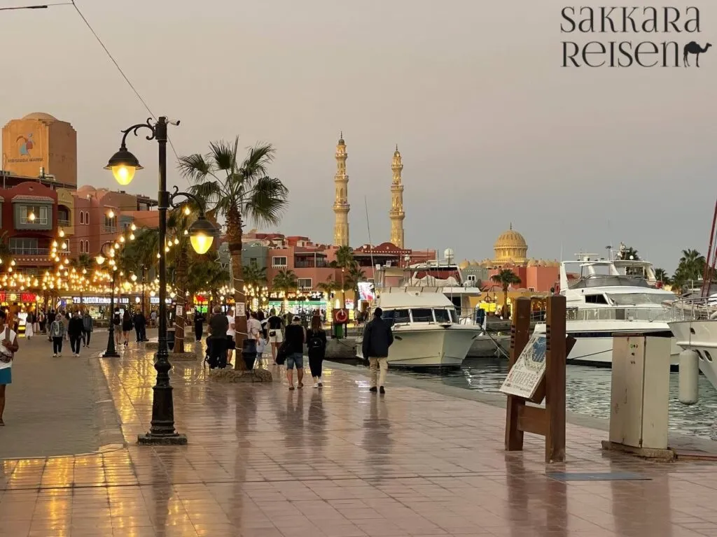 1. Welche Geheimtipps gibt es in Hurghada? Neben den klassischen Stränden und Resorts bietet Hurghada einige Geheimtipps für Entdecker. Besonders lohnenswert sind abgelegene Hausriffe, die sich ideal zum Schnorcheln eignen, sowie versteckte Buchten wie Sharm Naga, die nur per Boot erreichbar sind. Für Kulturinteressierte lohnt sich ein Besuch des alten Stadtteils El Dahar, wo traditionelle Märkte, lokale Cafés und historische Moscheen einen authentischen Einblick in das ägyptische Leben bieten. Abenteuerlustige sollten Quadfahrten in den Dünen von Makadi Bay oder eine Wüstensafari erleben, die oft abgelegene Beduinendörfer und spektakuläre Landschaften einschließen. 2. Was lohnt sich in Hurghada? Die Highlights von Hurghada umfassen sowohl Natur- als auch Freizeitaktivitäten. Beliebt sind Delfinschwimmen Hurghada, Mahmya Island Ausflüge, Privater Schnorchel Ausflug mit dem Speedboot und Quadfahren. Auch entspannende Angebote wie Massage in exklusiven Wellnesszentren oder ein romantischer Kamelritt am Strand bieten unvergessliche Erlebnisse. Für Kulturfreunde lohnt sich eine Stadtrundfahrt in Hurghada oder in El Gouna, um Architektur, Kunst und lokales Leben hautnah zu erleben. 3. Was kann man abends in Hurghada machen? Hurghada bietet ein abwechslungsreiches Abendprogramm. Am Marina Boulevard laden Restaurants, Cafés und Bars zum Genießen ein. Für Nachtschwärmer sind Clubs und Strandpartys ein Highlight, während ruhige Abende in Wellnesshotels oder bei einem romantischen Sonnenuntergang am Mahmya Beach ideal für Entspannung sind. Außerdem bieten Nachtmärkte in El Dahar ein authentisches Shopping- und Kulinarik-Erlebnis. 4. Ist ein Besuch in Hurghada derzeit sicher? Hurghada gilt aktuell als sicheres Reiseziel für Touristen. Die Resorts, Strände und beliebten Sehenswürdigkeiten sind gut überwacht, und die ägyptischen Behörden legen großen Wert auf Sicherheit für internationale Gäste. Wie immer sollten Reisende grundlegende Vorsichtsmaßnahmen beachten, Wertgegenstände sicher aufbewahren und offizielle Transportmöglichkeiten nutzen.